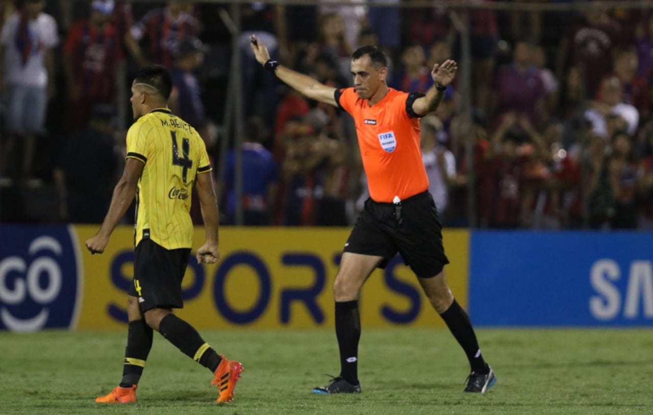 El árbitro Juan Benítez al momento de anular el gol de Cerro, que determinó el triunfo de Guaraní.