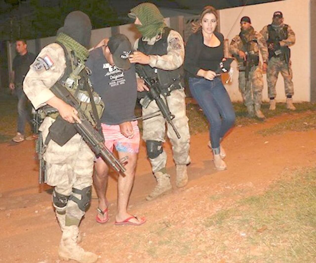 La cronista corriendo tras los agentes militares que llevan a un delincuente detenido.