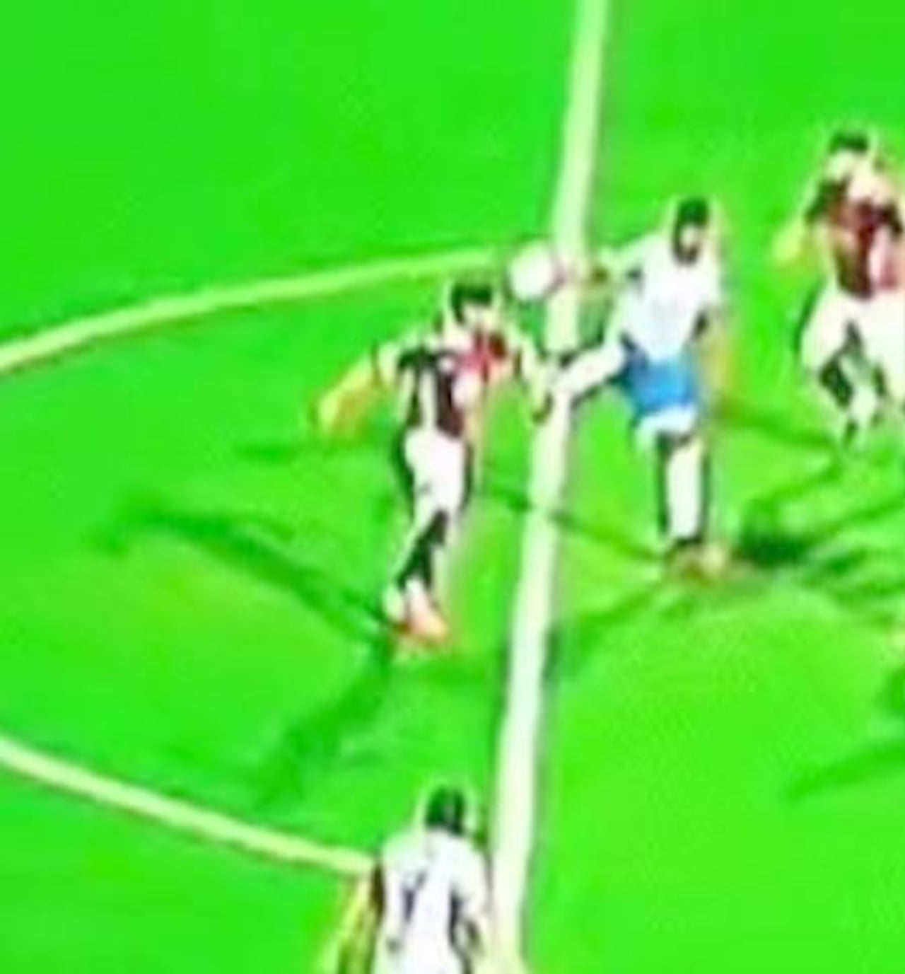 En esta imagen se observa que la pelota (en elaire) se pone mínimamente sobre la línea.