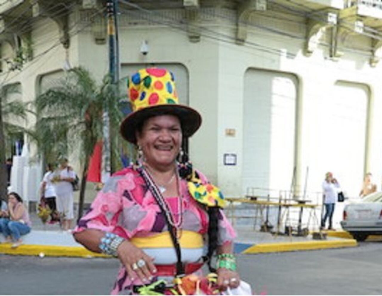 PATINADORA. Abuelita anda en su patineta como un niño de 6 años.