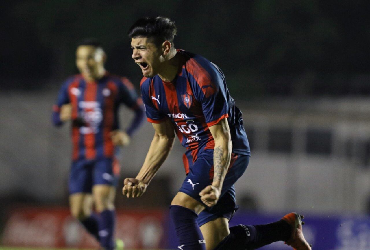 Claudio Aquino y un festejo con mucha furia. El curepa marcó el empate parcial, ayer.