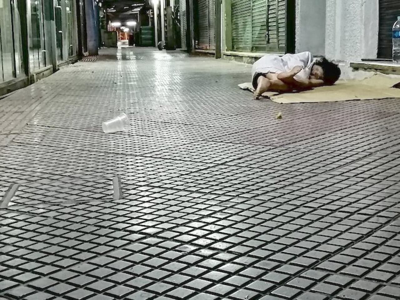 Chaparrita tiene parálisis infantil, lejos de recibir una atención médica ella vive feliz en el lugar.