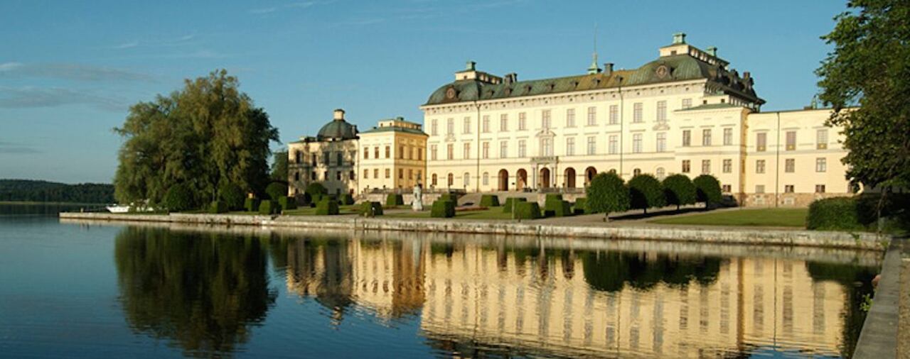 DESDE EL AGUA. Otra vista impresionante del palacio real de Suecia.