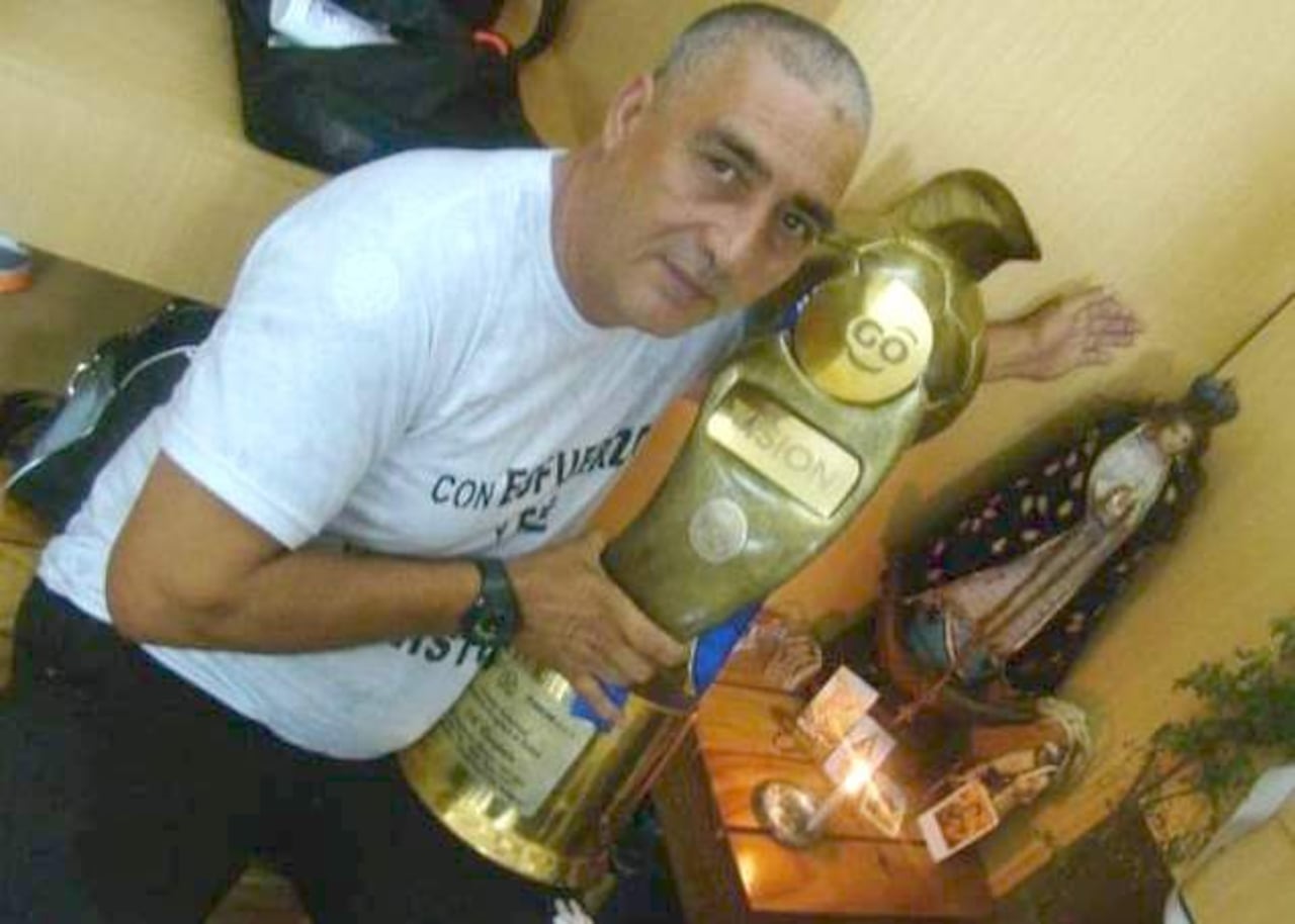 Don Gabino con el trofeo de campeón en el 2015. Foto: Atilio Fernández