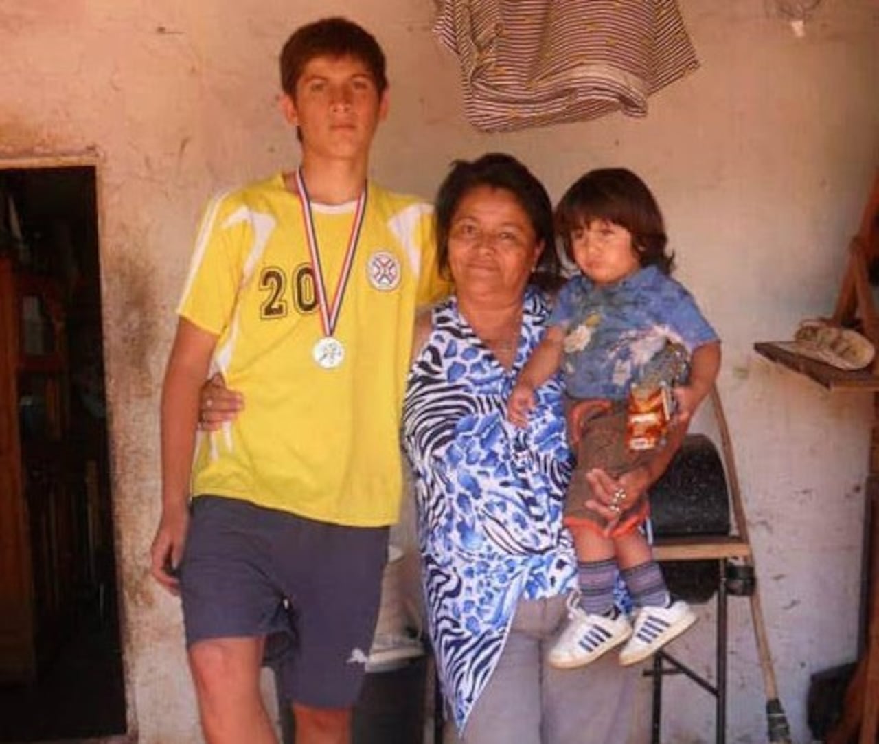 Con la medalla que ganó con la selección de menores.
