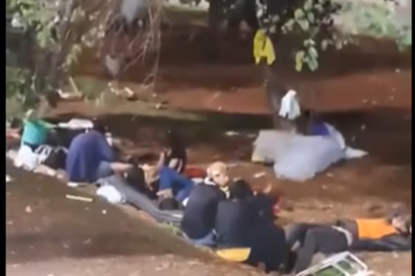 Indignación por jóvenes adictos en plena calle