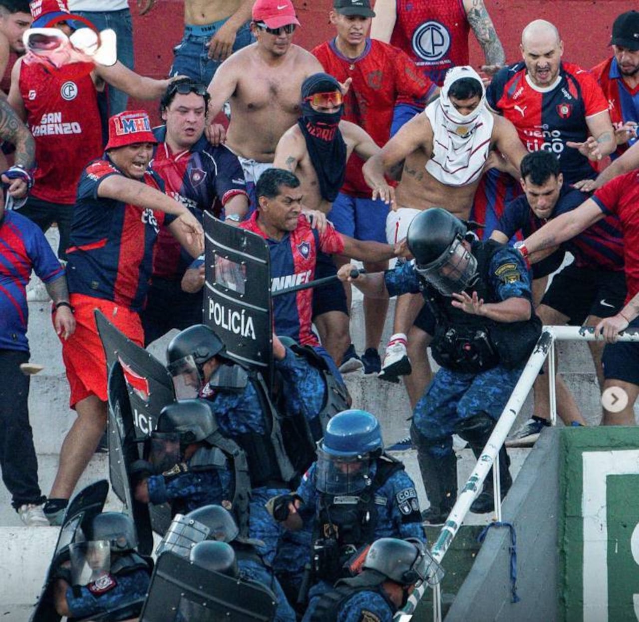 La batalla campal no tuvo tregua entre la Policía y cerristas.