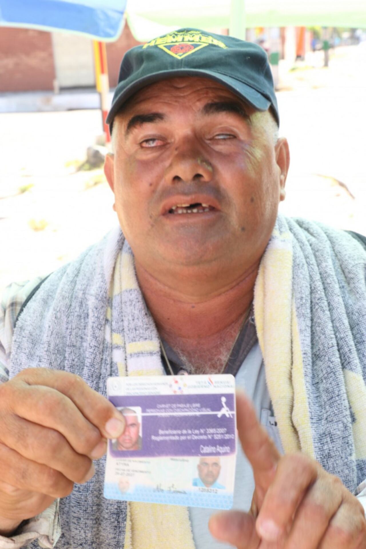 El carné demuestra su discapacidad visual.