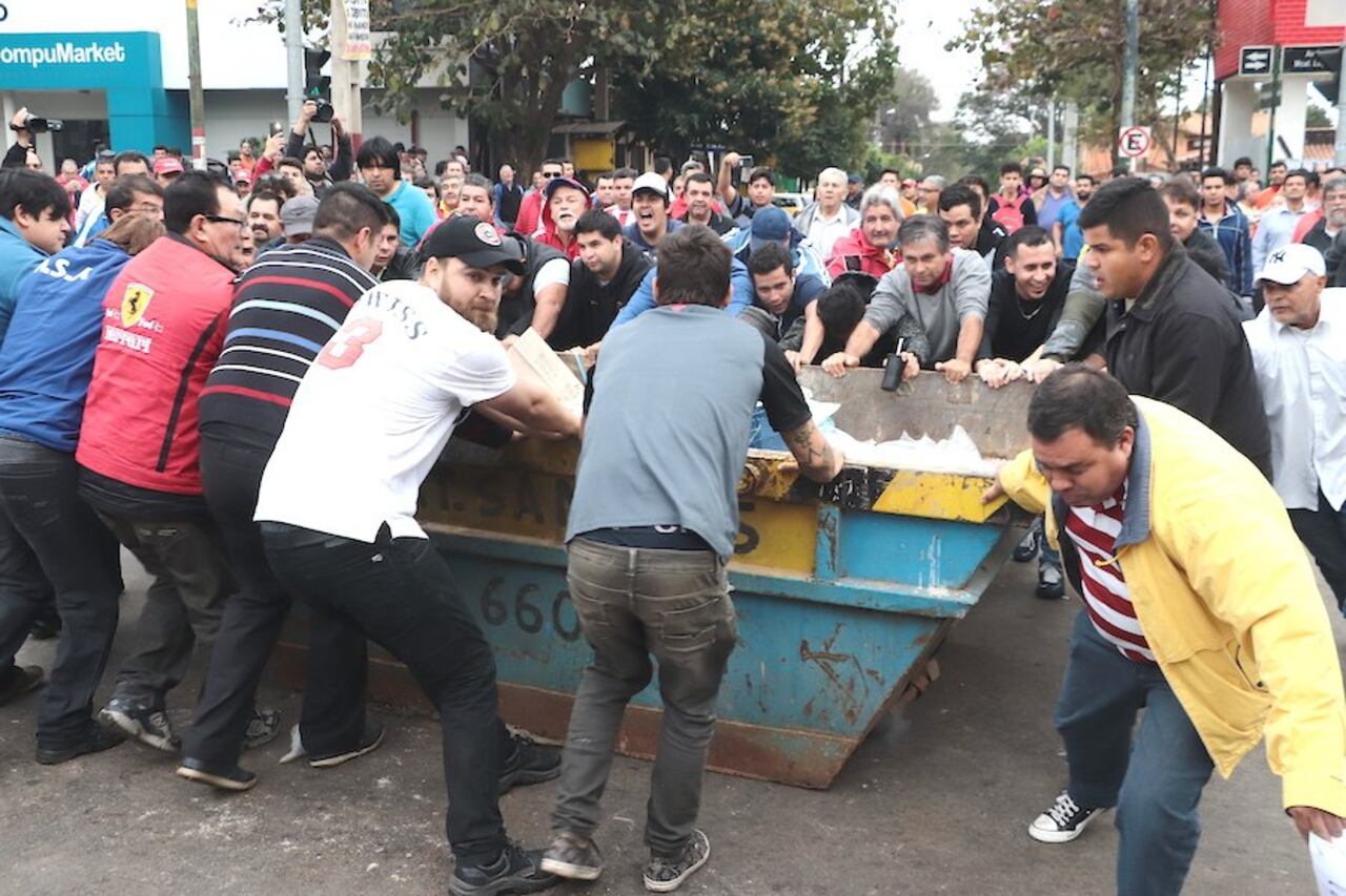 Los manifestantes estuvieron en pie de guerra. Incluso arrastraron un contenedor de basuras a la avenida Mcal. López y cerraron el lugar en ambos carriles. Posteriormente la Policía retiró el depósito.
