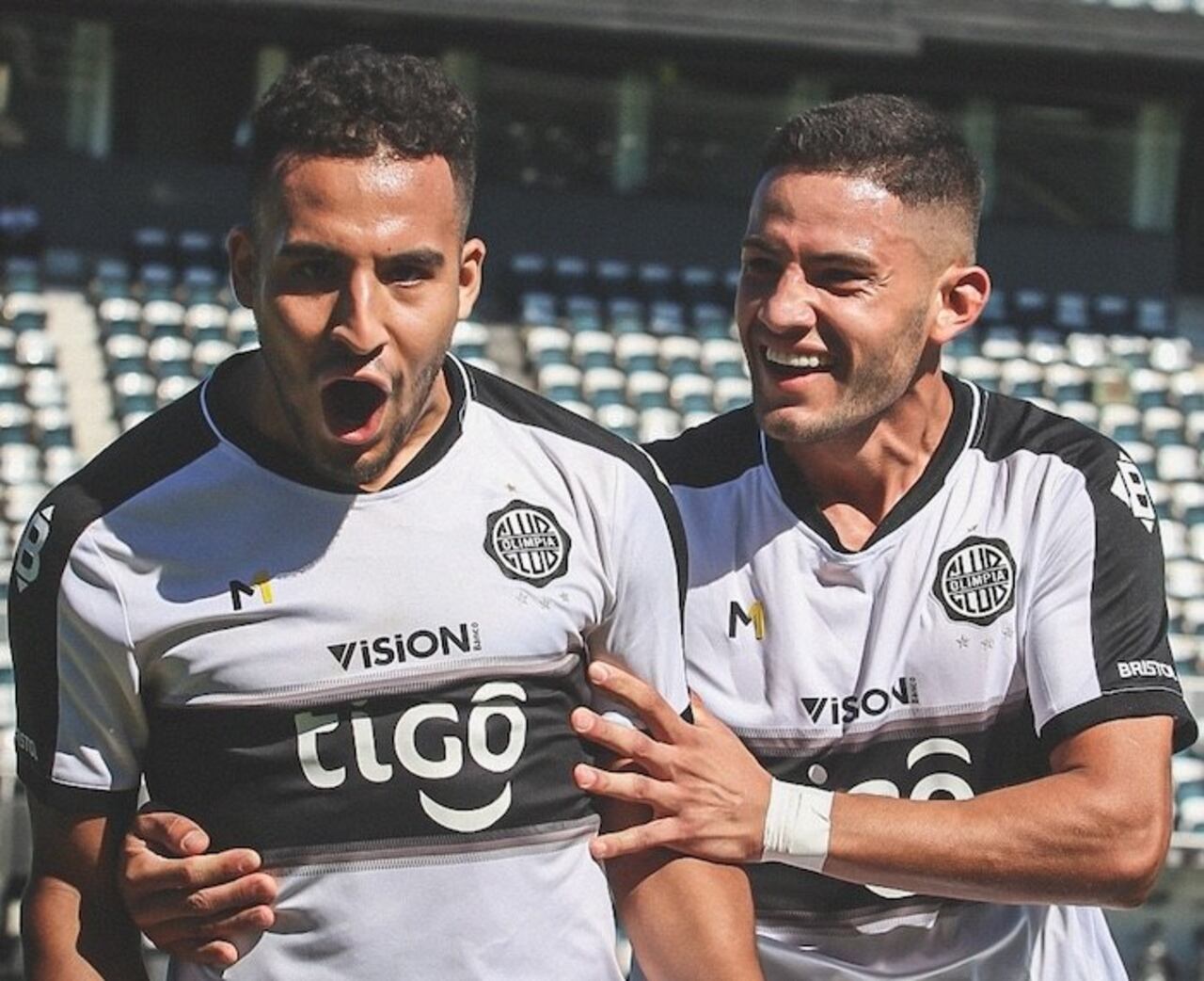 Fernando Cardozo celebra su gol con Castellano.