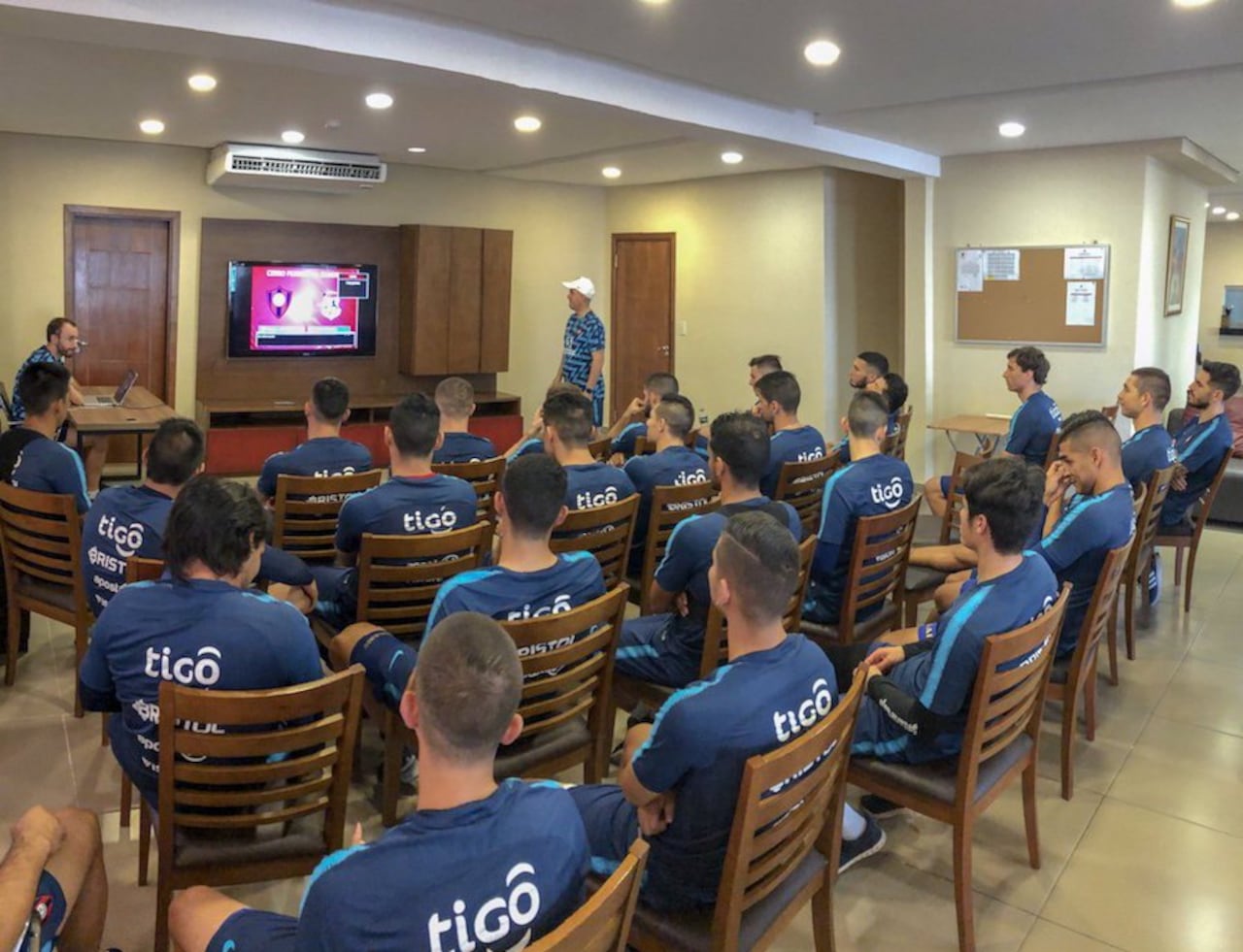El plantel de Cerro Porteño analizó cada jugada del juego ante Zamora.
