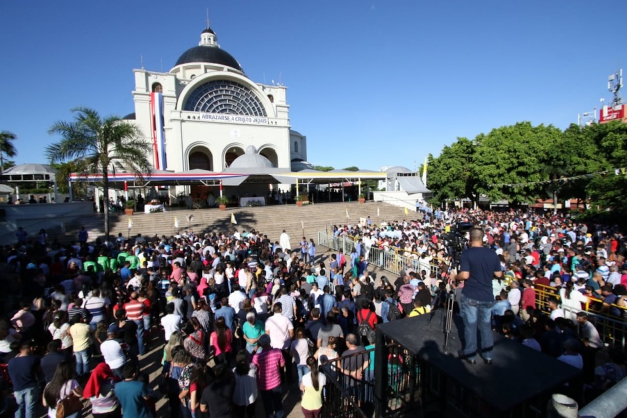 Esta ya es la imagen que presenta cada mañana la explanada de la Basílica de Caacupé, llena de peregrinos.