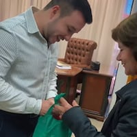 Reciben con gallo ñarö a nuevo intendente de Coronel Oviedo