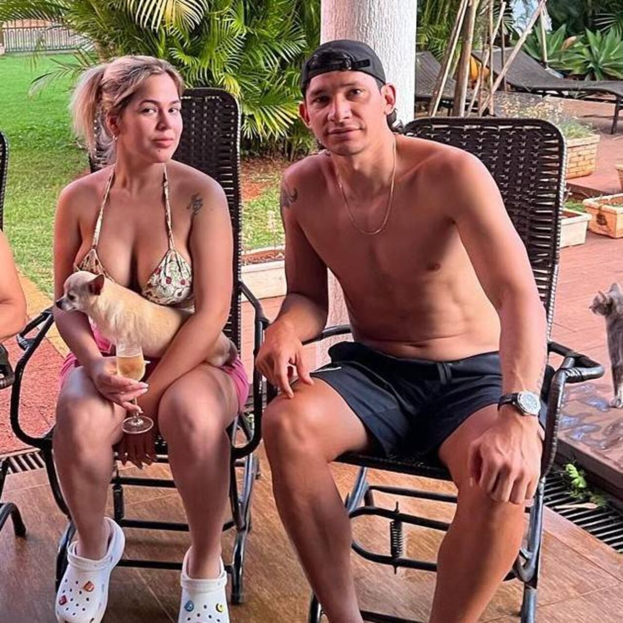 El "Búfalo" con su esposa Gladys en el patio de su casa, en Paraguay. @bufaloovelar