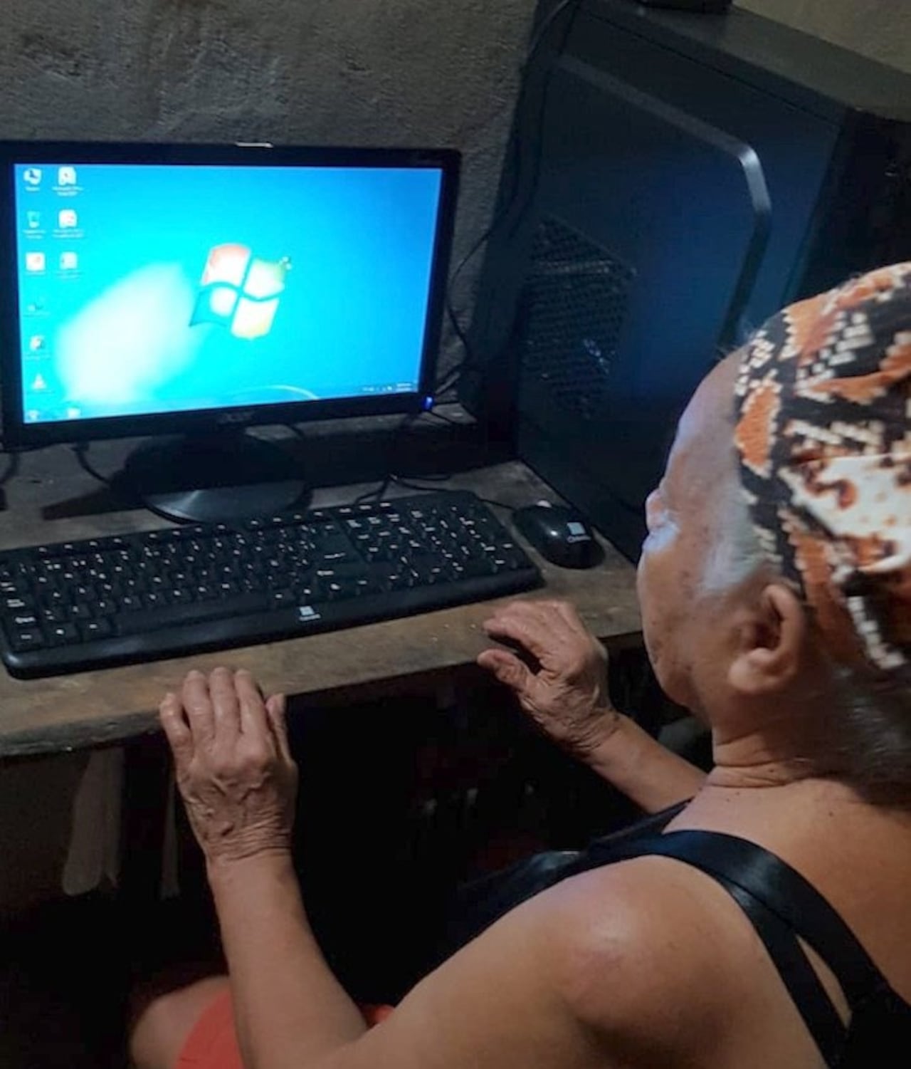 Aquí, aprendiendo a usar la computadora.