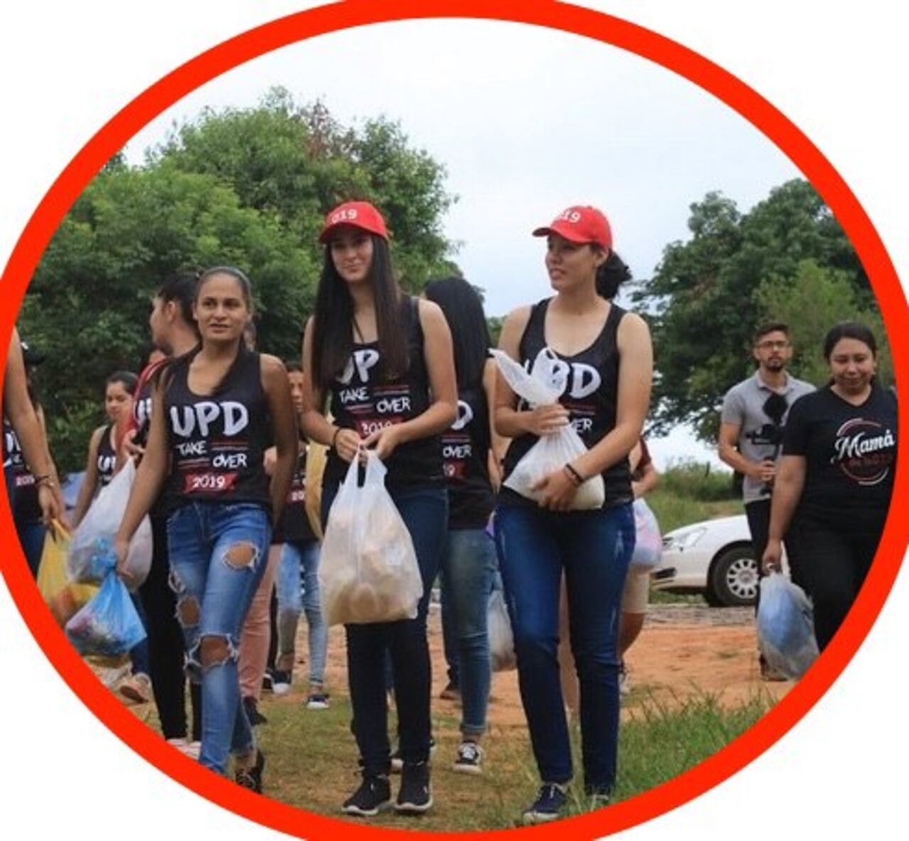 Alumnos del colegio Alejo García, con sus donaciones.