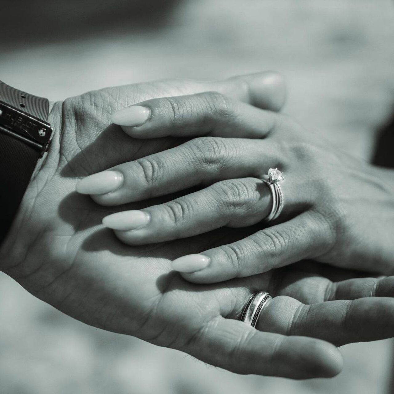 Ya con los anillos de matrimonio puestos. @thelmaortigoza