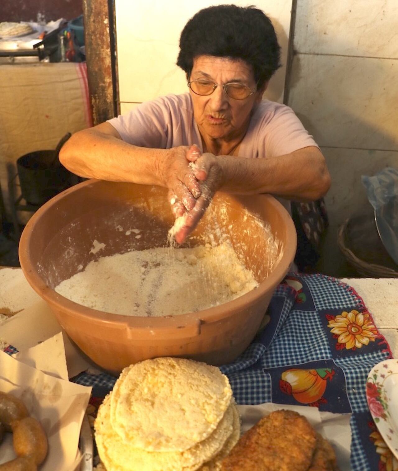 Las comidas que prepara ña Asunción son totalmente caseras desde la masa del mbeju hasta la butifarra.
