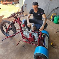 Se gana la vida haciendo triciclos con motores
