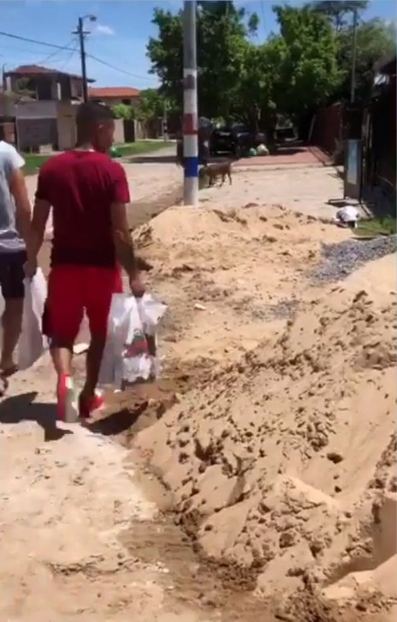 El delantero de la Albirroja recorrió y entregó los regalos a los albañiles.