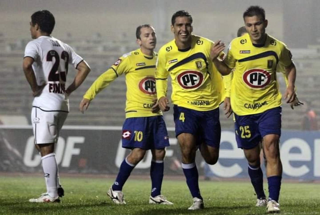 Godoy, con el número 4, se une a un festejo de la “U” de Concepción. (Gentileza)