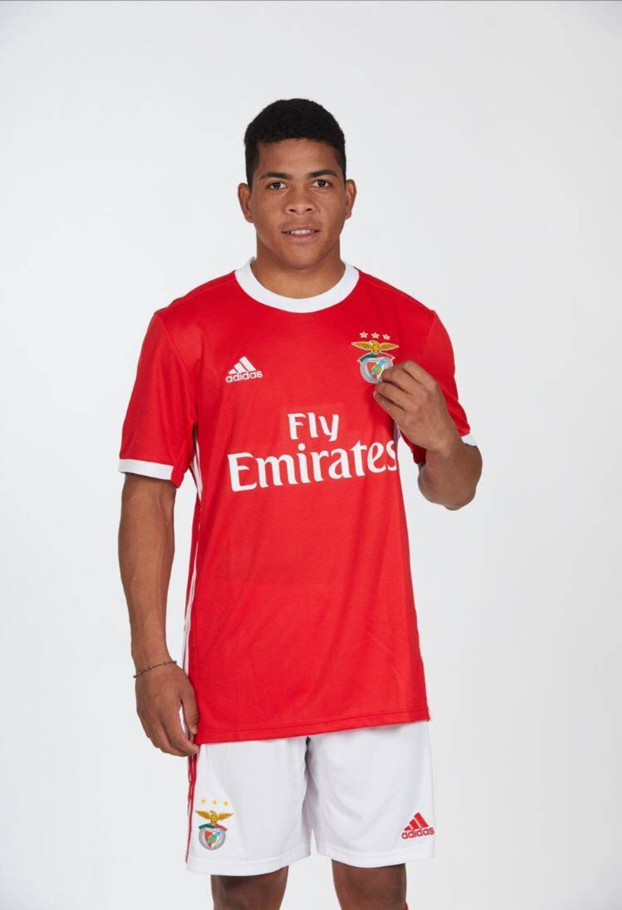 Aquí ya con la casaca del Benfica puesta, club donde brilló por años Oscar Cardozo. FOTO ARCHIVO.