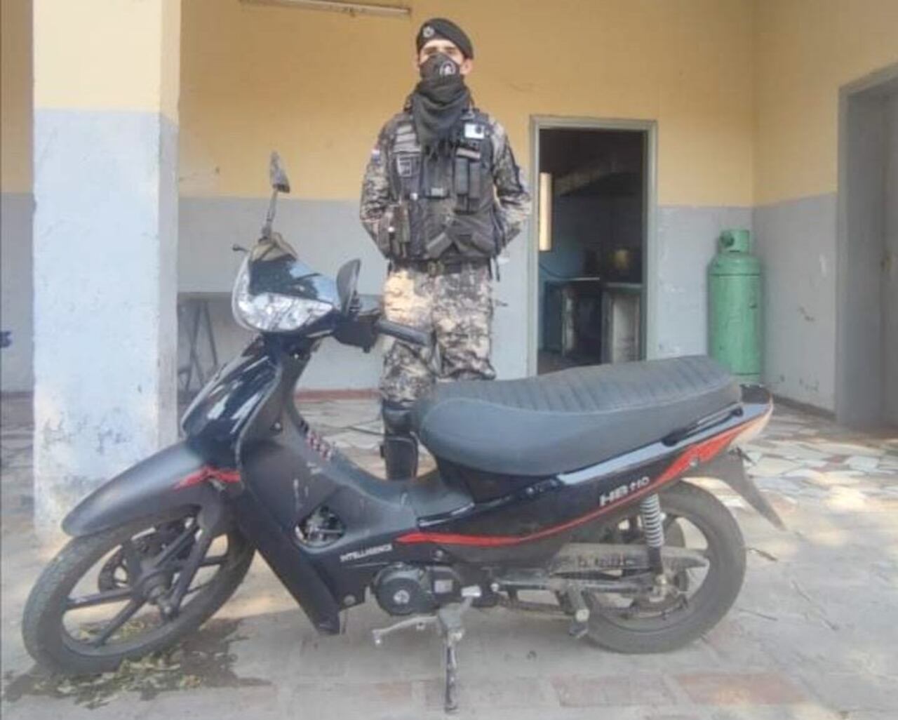 Polis pescan por los motocas que arman sarambi y esperan ayuda de vecinos.