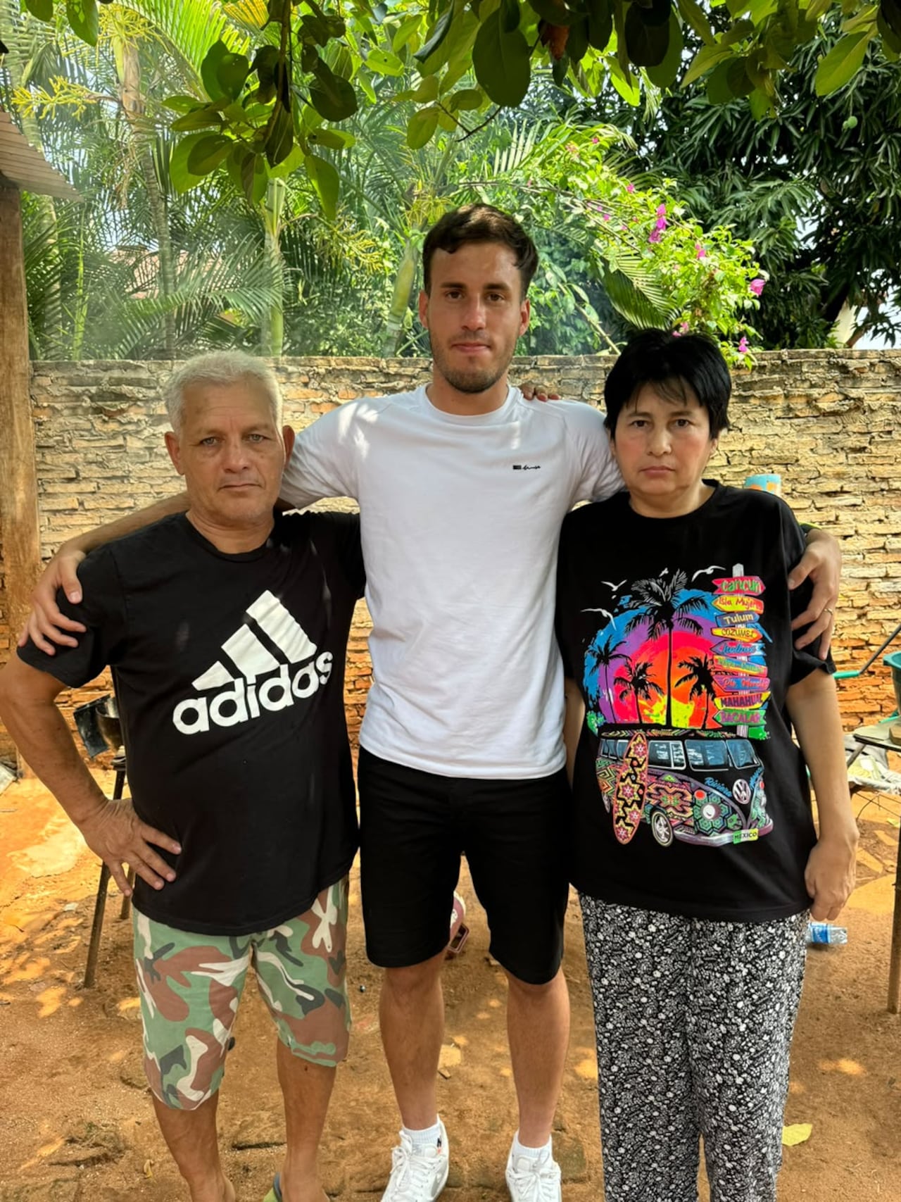 Marcos Gaona abrazado junto a sus padres, José y María. (Gentileza)