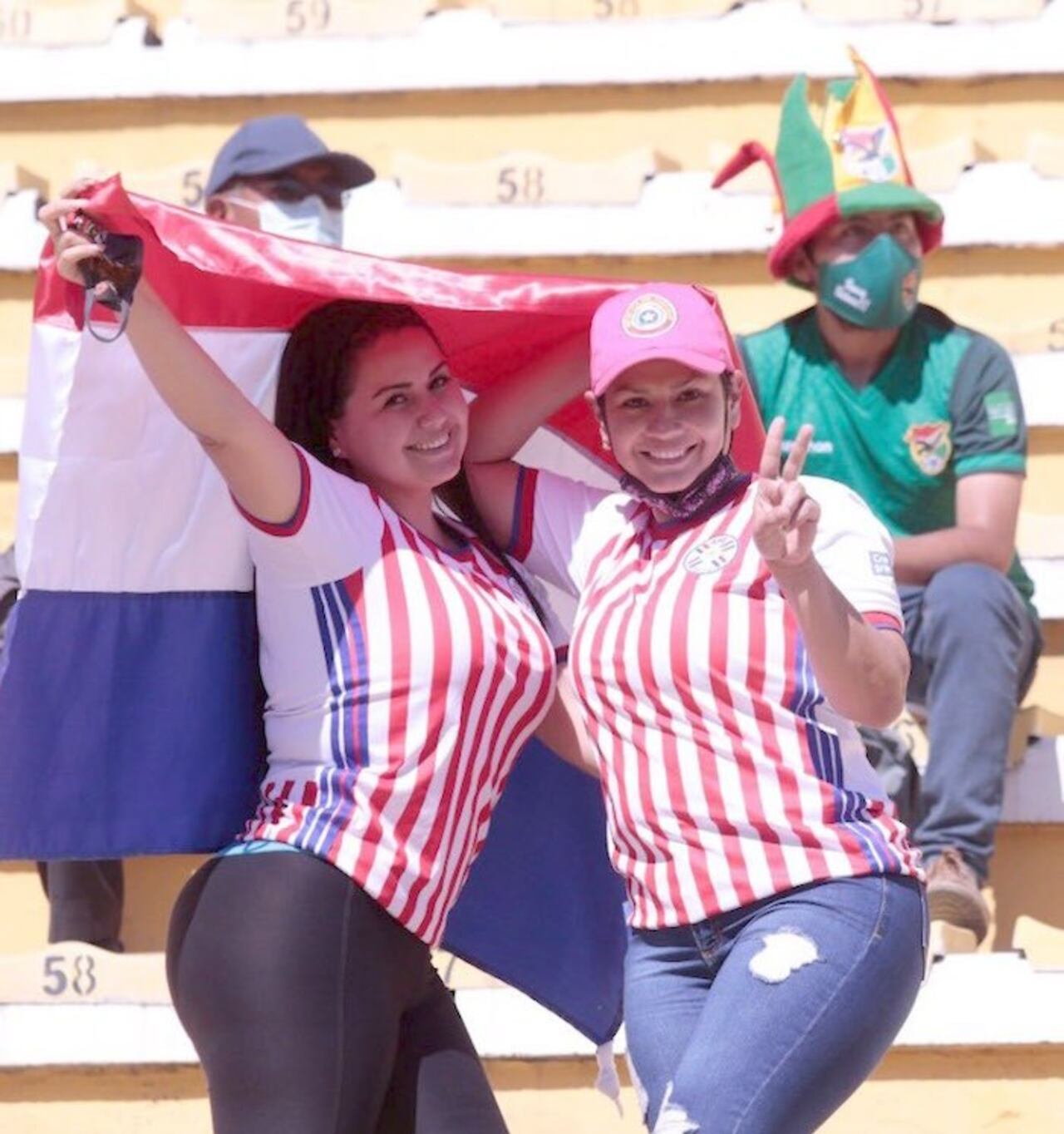 Un puñado de hinchas paraguayos estuvo ayer en La Paz.