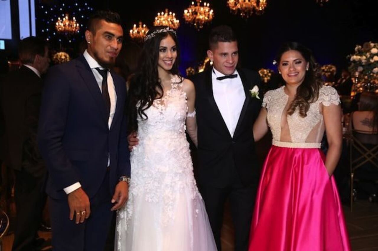 EL ABIRRÓ. Con su excompa en la sele, Darío Lezcano y su esposa.