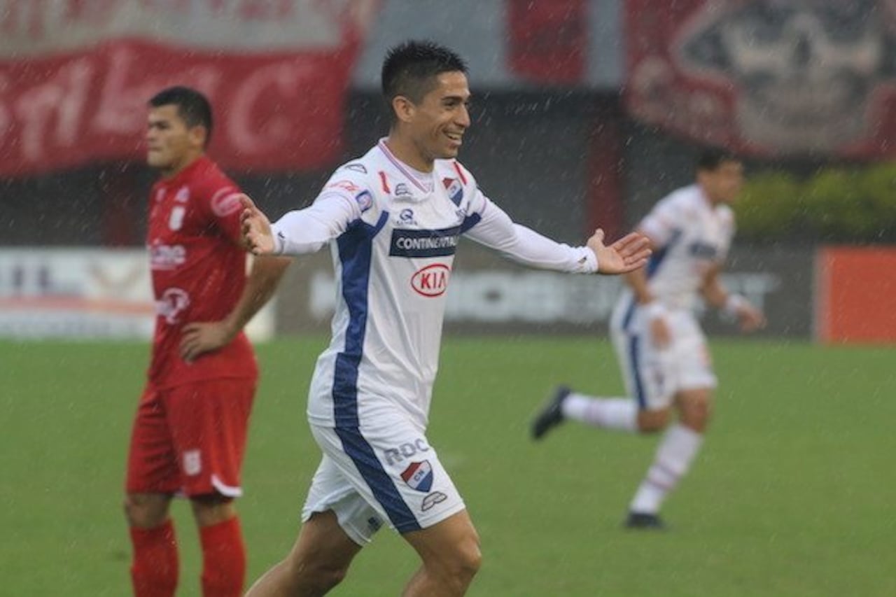 FESTEJÓ DE NUEVO. Juan Vieyra celebra su gol, fue el primero de Nacional ayer en Ciudad del Este.