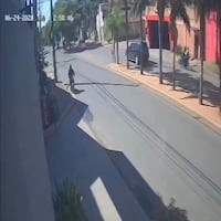 Le manotearon su termo en la vereda del motel