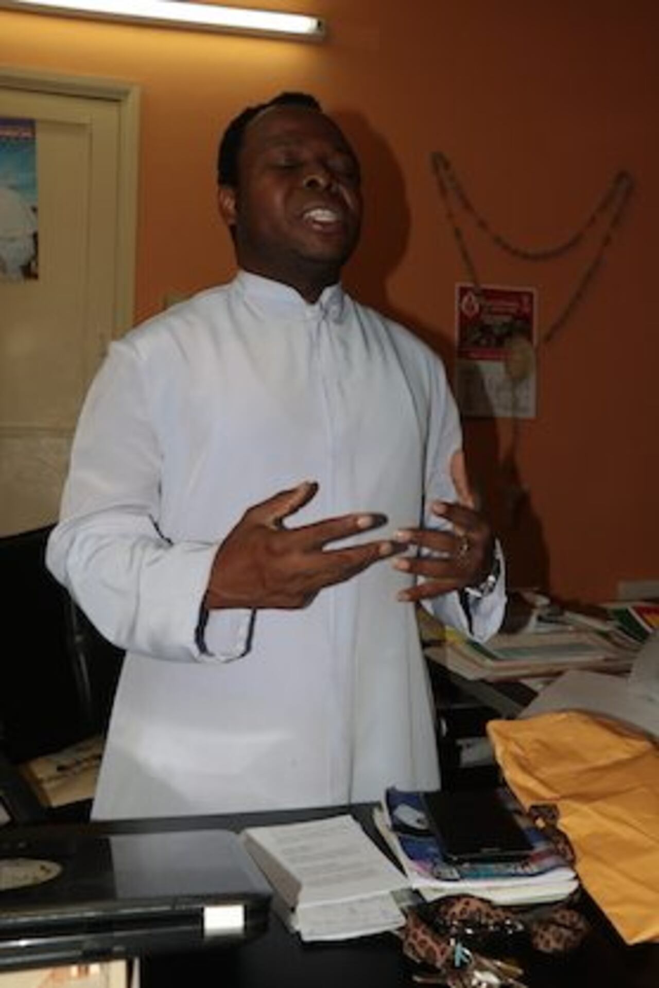 ESPIRITANO. El pa’i Christian Egemonye reza por los jóvenes.