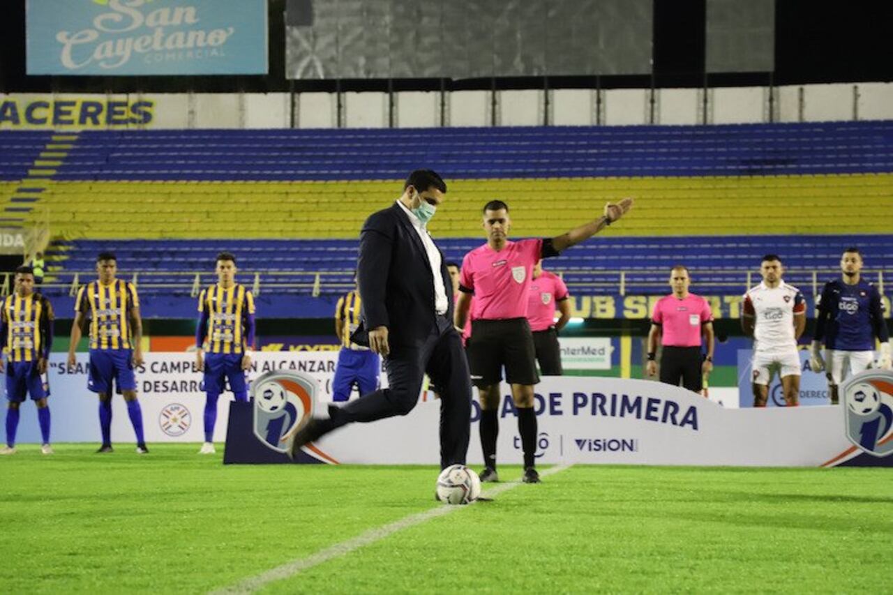 El puntapié inicial estuvo a cargo de Robert Harrison.