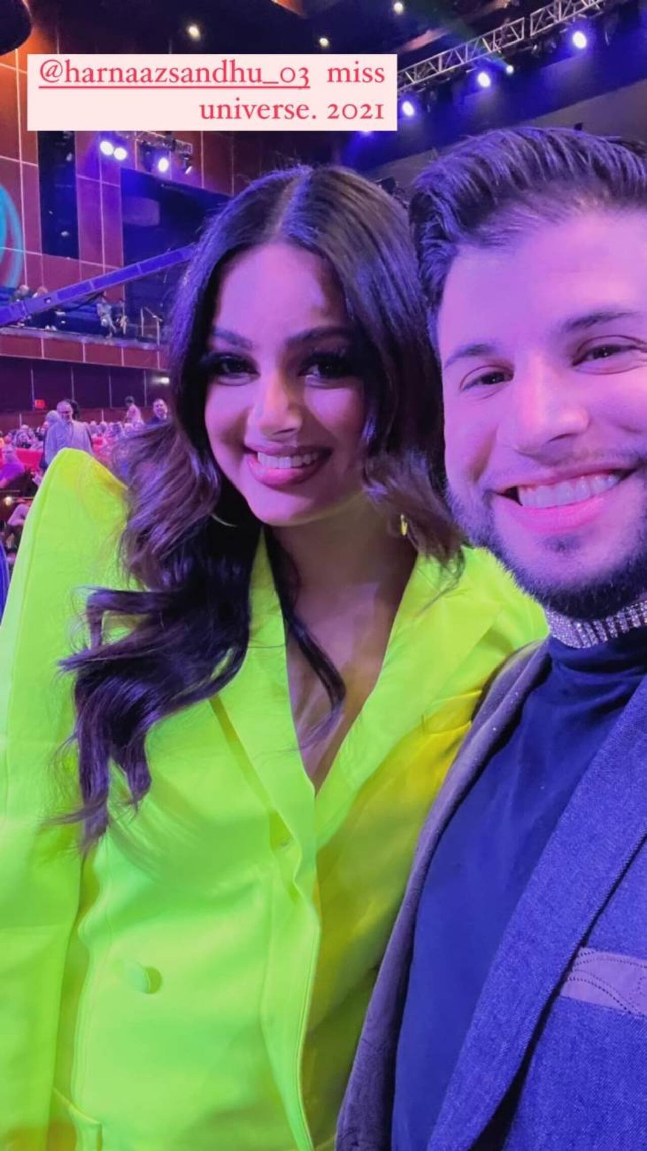 Junto a la Miss Universo 2021, Harnaaz Sandhu. (FOTO: Simon Villalba en Facebook)