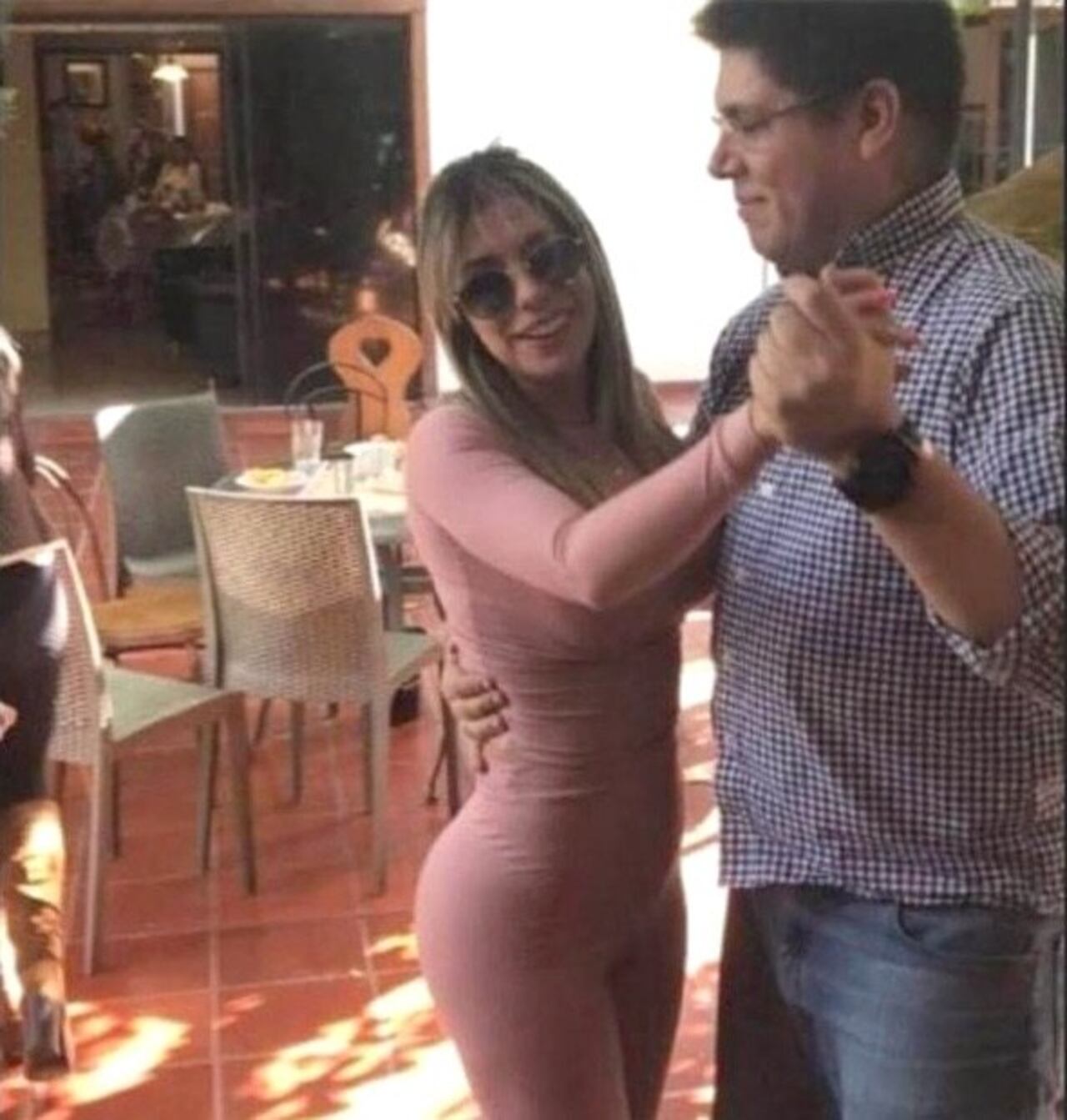 El Dr. Juan Carlos Portillo baila con la modelo Maga Caballero.