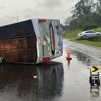 Susto en la PY02, colectivo volcó tras esquivar un camión