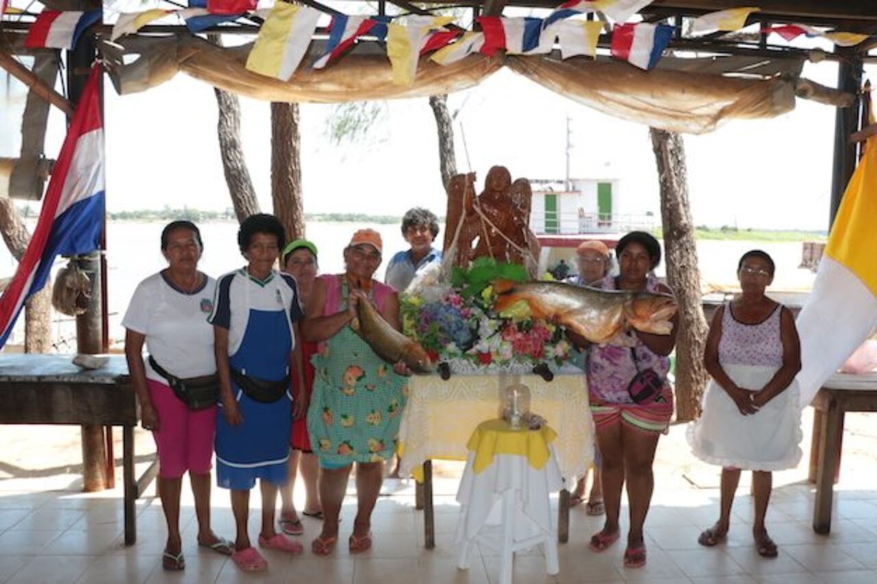 CREYENTES. Las vendedoras de pescados, felices en el día de su santo patrono.