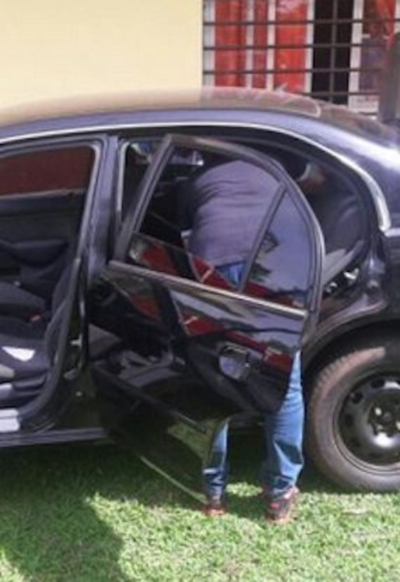 EN SU AUTO. La víctima se encontraba manejando cuando fue atacado.