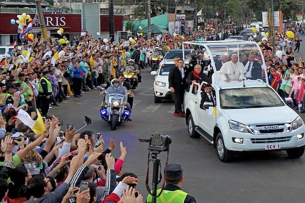 ¡Qué Dios cuide y bendiga a Su Santidad el Papa Francisco, nuestro Papa!"