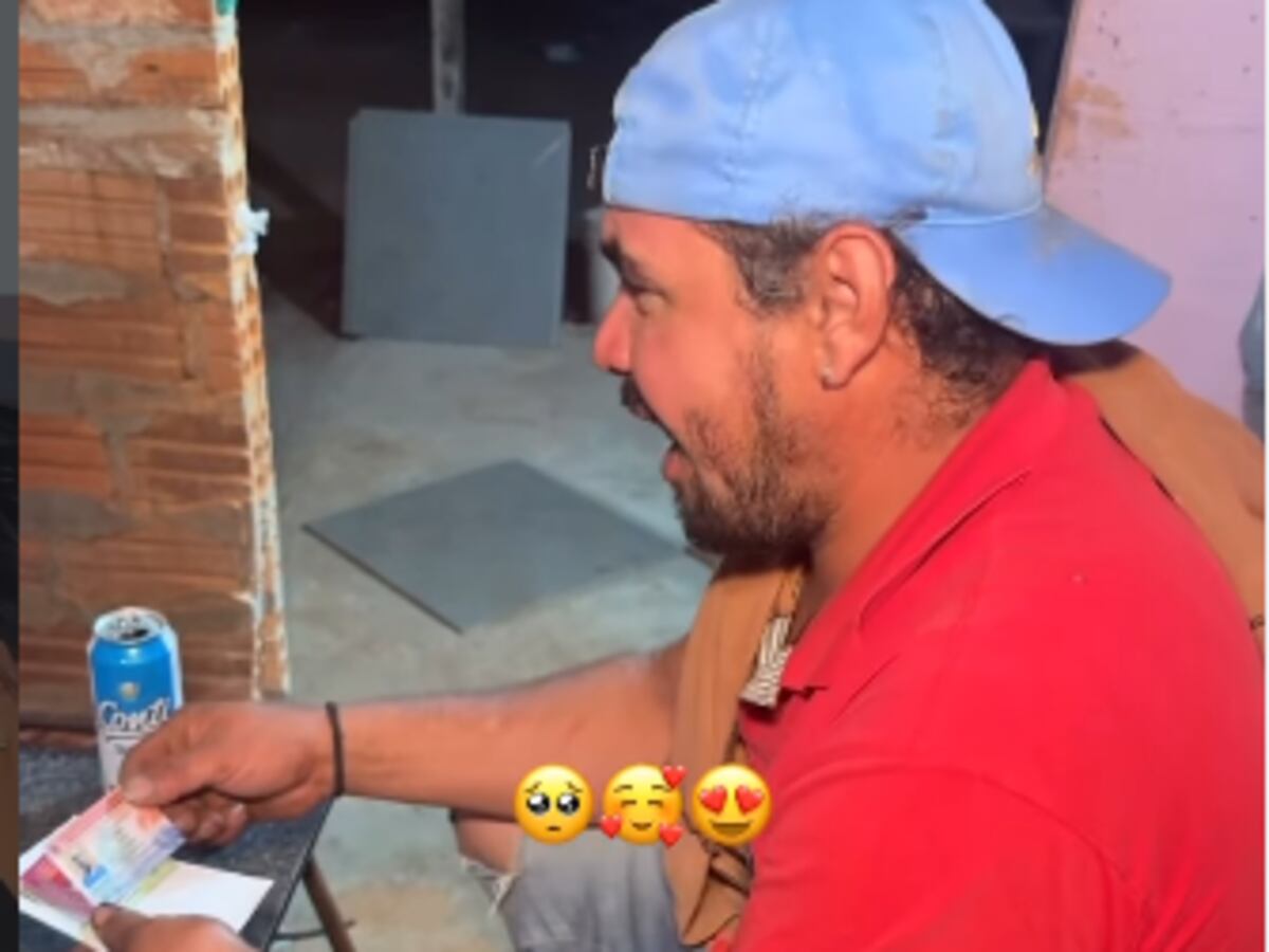 Hija conmueve a usuarios de redes sociales al sorprender a su padre con documentos y una motocicleta