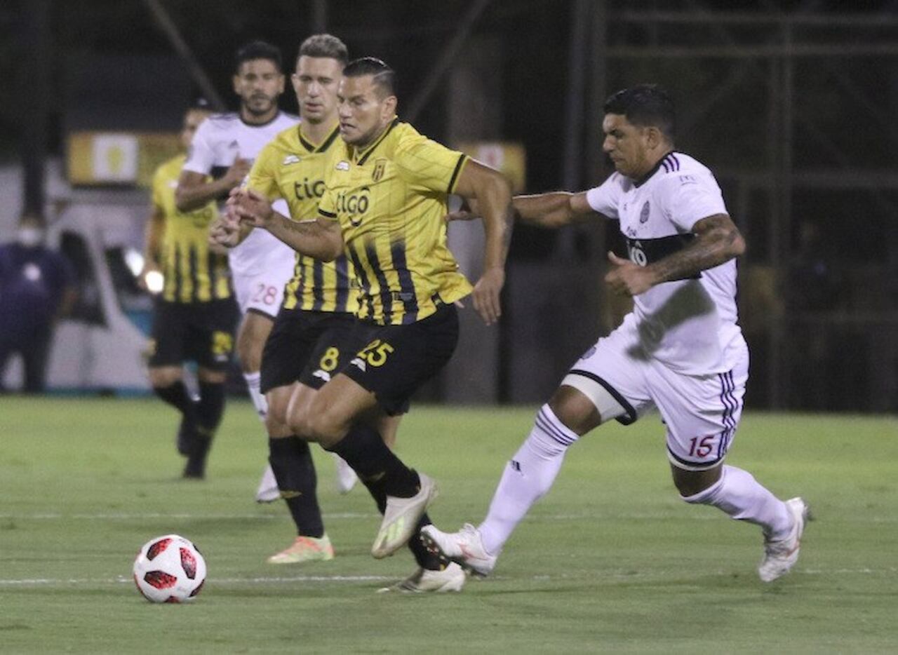 Raúl Bobadilla luchando con el mejorcito de Olimpia, Polenta.