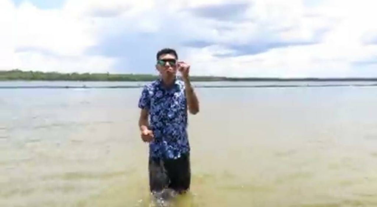 Alder Alcides, metido en el agua. Tuvo suerte que las pirañas no le atacaron.