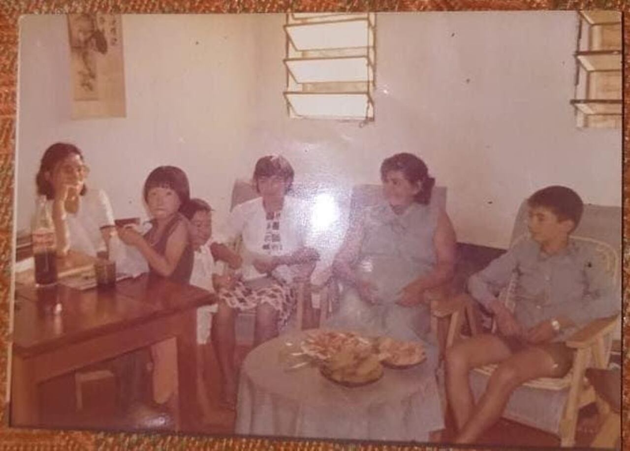 La foto que le pasó el chico seleccionado, que la Park desconocía. Ella era chiquita, viviendo en la campaña.