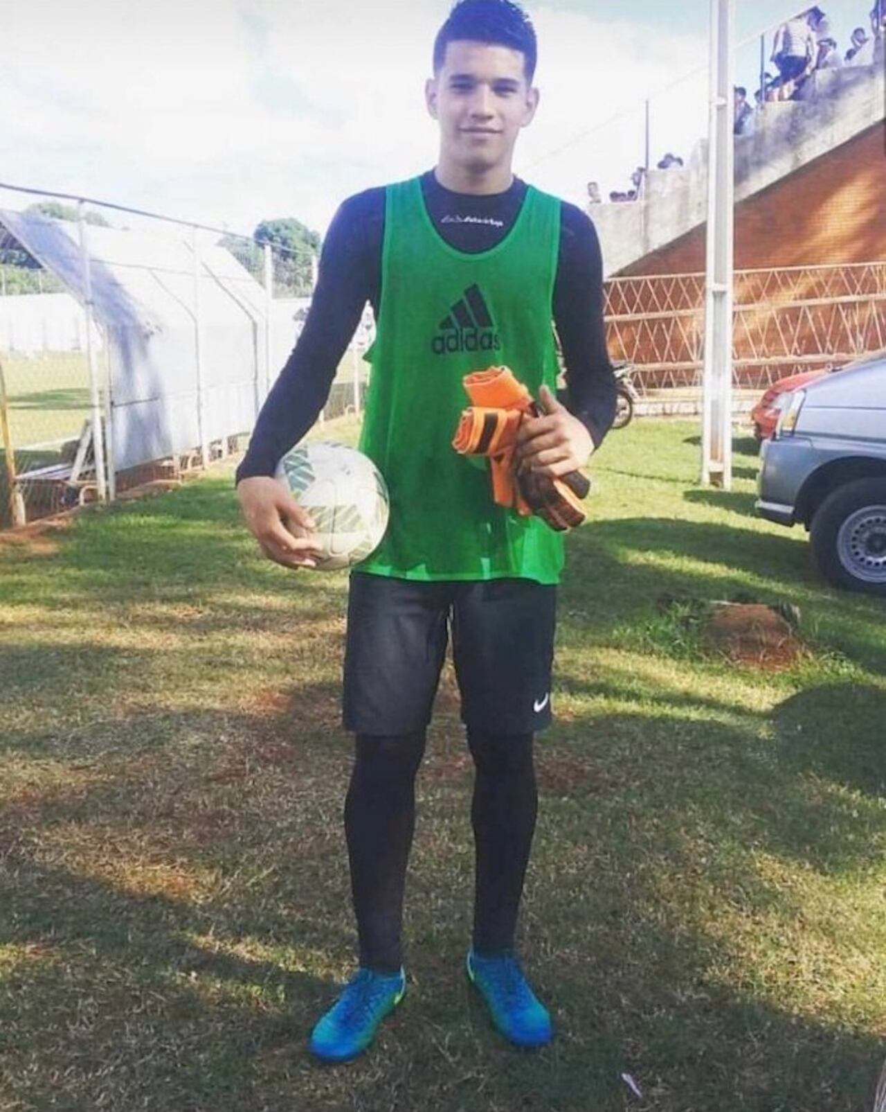 Así lucía Bruno con su ropa de portero.