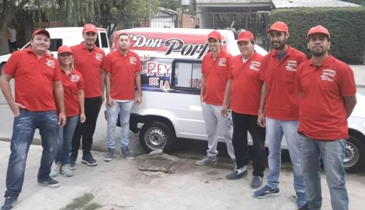 Todos los jóvenes que trabajan en la venta son conocidos por suuniforme ndaje.