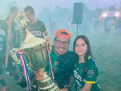 ¡Ejemplo de superación! Conocé la historia del DT en silla de ruedas que alza copas en Caacupé