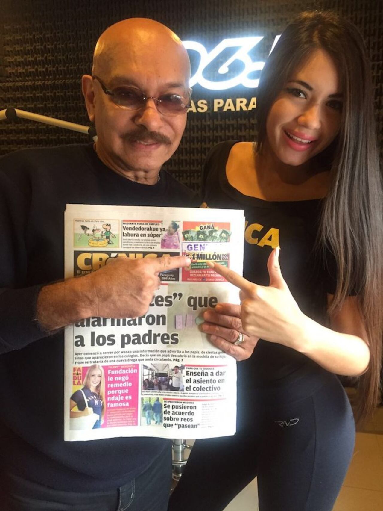 “El Morrocotudo” de radio y la modelo mostrando la zona donde aparece el código en el diario.