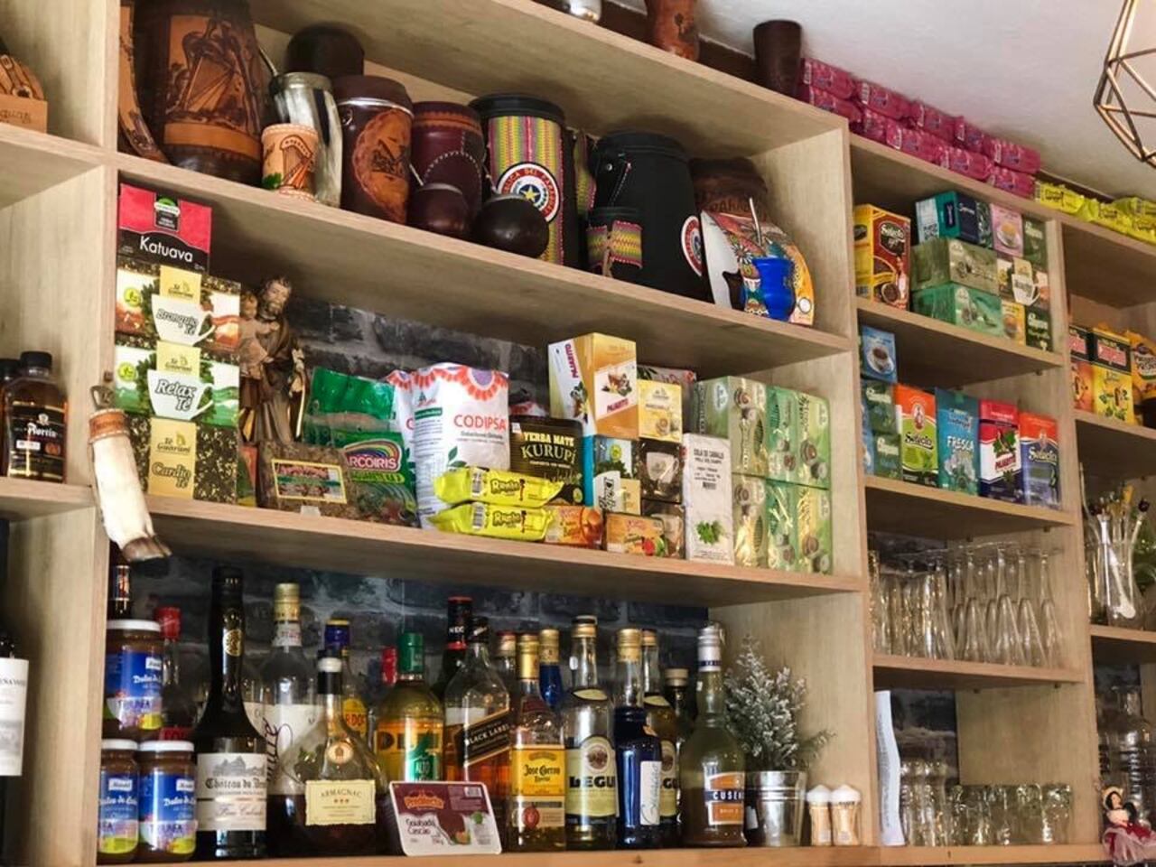 Yerba, guampas y hasta de todo para el chupi se vende en el lugar.