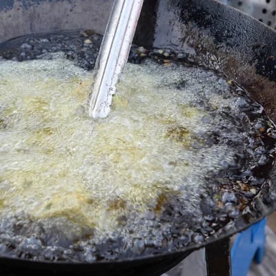 ¡De terror! Le tiró aceite hirviendo en la cara porque no le gustó la cena